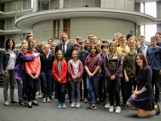 Teilnehmer des Girls´ und Boys´ Day mit Katja Suding stellv. Fraktionsvorsitzende , Christian Lindner Fraktionsvorsitzender und Nicole Bauer MdB