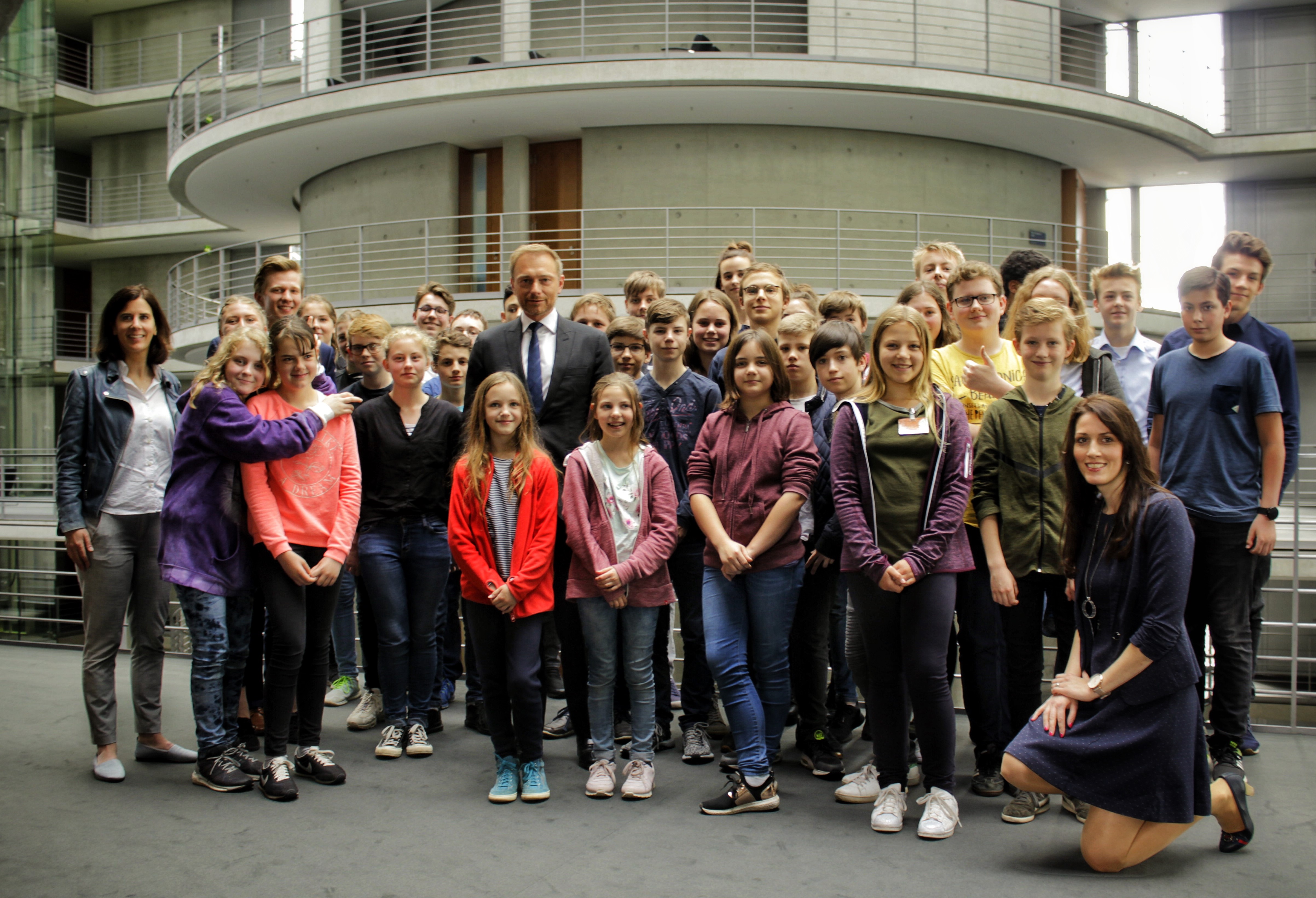 Teilnehmer des Girls´ und Boys´ Day mit Katja Suding stellv. Fraktionsvorsitzende , Christian Lindner Fraktionsvorsitzender und Nicole Bauer MdB