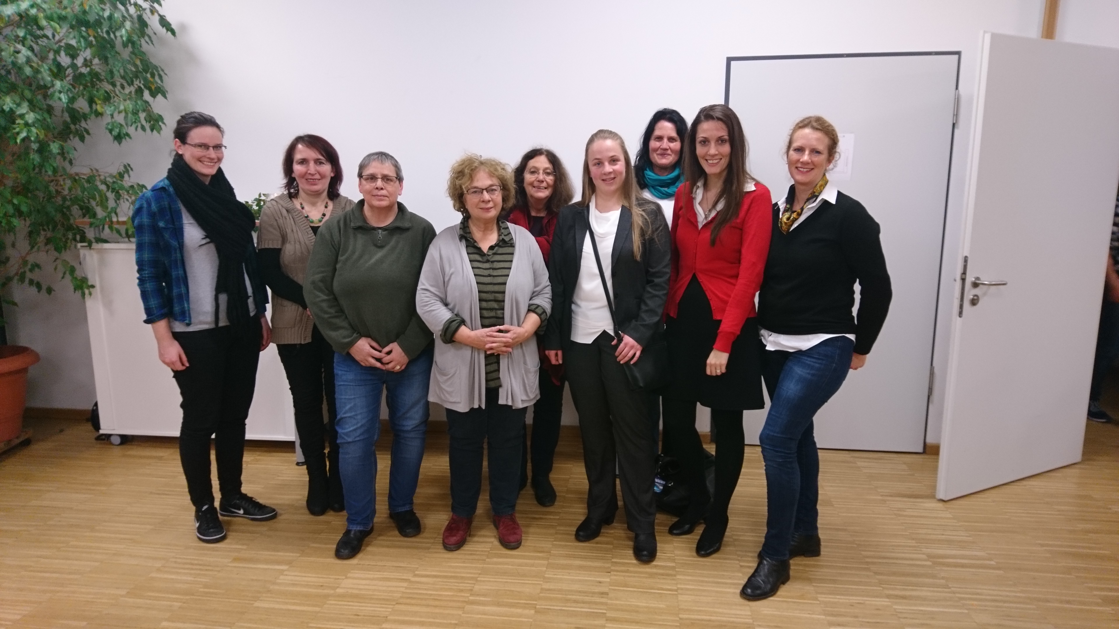 MdB Nicole Bauer beim Besuch des Landshuter Frauenhauses mit den Mitarbeiterinnen der Einrichtung sowie Kolleginnen des FDP-Kreisverbandes