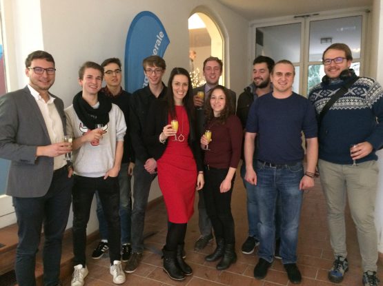 Eröffnung des Wahlkreisbüros-Nicole Bauer mit Gratulanten im neuen Büro