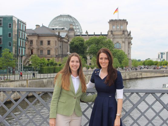 Wirtschaftsjuniorin begleitet Nicole Bauer bei parlamentarischer Arbeit Berlin/Landshut. Junge Wirtschaft trifft Politik – unter diesem Motto steht der jährliche Know-how-Transfer der Wirtschaftsjunioren Deutschland mit dem Deutschen Bundestag. Während der diesjährigen Projektwoche begleitete die Gründerin und Unternehmerin Sophia Urban aus der Region die lokale Bundestagsabgeordnete Nicole Bauer eine Woche lang bei ihrer parlamentarischen Arbeit. „Es ist wichtig, dass Politik und Wirtschaft im Dialog bleiben“, betont Bauer. „Mich interessiert, wo der Schuh drückt und wie politische Entscheidungen in der Unternehmenspraxis ankommen.“ Besonders spannend sei es für die frauenpolitische Sprecherin der FDP-Fraktion, dies aus der Sicht einer weiblichen Unternehmerin und Gründerin zu erfahren. „Ich bin ich froh, dass die Wirtschaftsjunioren diesen Austausch organisieren“, so Bauer weiter. Bei den jungen Wirtschaftsvertretern wachse gleichzeitig das Verständnis für parlamentarische Prozesse. Auch für die jungen Unternehmer und Führungskräfte hat sich der Austausch gelohnt: „Es war eine spannende Woche und eine tolle Möglichkeit, hinter die Kulissen des politischen Berlins zu schauen“, fasst Urban ihre Eindrücke zusammen. Am diesjährigen Know-how-Transfer, der vom 14. bis zum 18. Mai stattfand, nahmen über 200 junge Wirtschaftsvertreter aus ganz Deutschland teil. Inhaltlich machten sich die Wirtschaftsjunioren für Generationengerechtigkeit in der Rentendebatte, mehr Gründergeist und eine bessere Vereinbarkeit von Familie und Beruf stark. Auf dem Programm standen Hintergrundgespräche mit den Fraktionsvorsitzenden, Treffen mit jungen Parlamentariern, ein Austausch mit dem estnischen Botschafter und ein Fototermin mit Bundeskanzlerin Angela Merkel. Die Wirtschaftsjunioren Deutschland sind mit mehr als 10.000 Mitgliedern der bundesweit größte Verband junger Unternehmer und Führungskräfte und organisieren den Know-how-Transfer bereits zum 24. Mal. Ziel der Projektwoche ist es, jungen Unternehmern einen Einblick in den parlamentarischen Alltag zu geben und den Austausch zwischen Wirtschaft und Politik zu fördern.