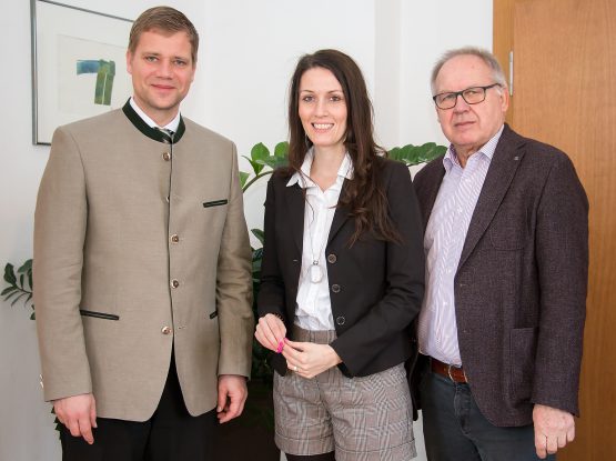 Bildtext (v.l.): Bezirkstagspäsident Dr. Olaf Heinrich, MdB Nicole Bauer und Kreisrat Toni Deller.