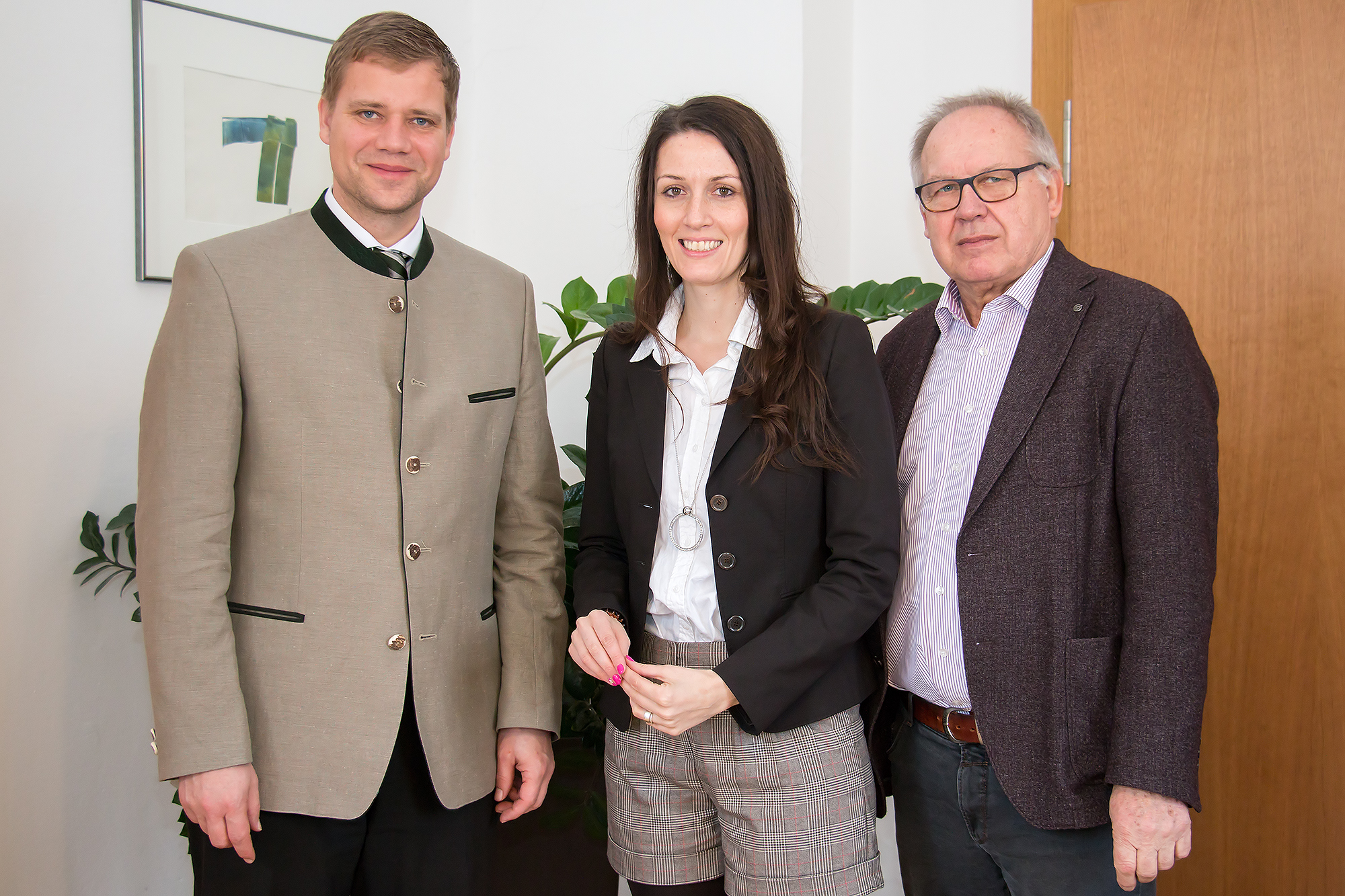 Bildtext (v.l.): Bezirkstagspäsident Dr. Olaf Heinrich, MdB Nicole Bauer und Kreisrat Toni Deller.