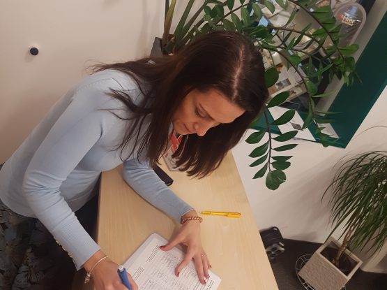 Nicole Bauer beim Unterzeichnen der Petition gegen die Castorenendlagerung in Niedereichbach
