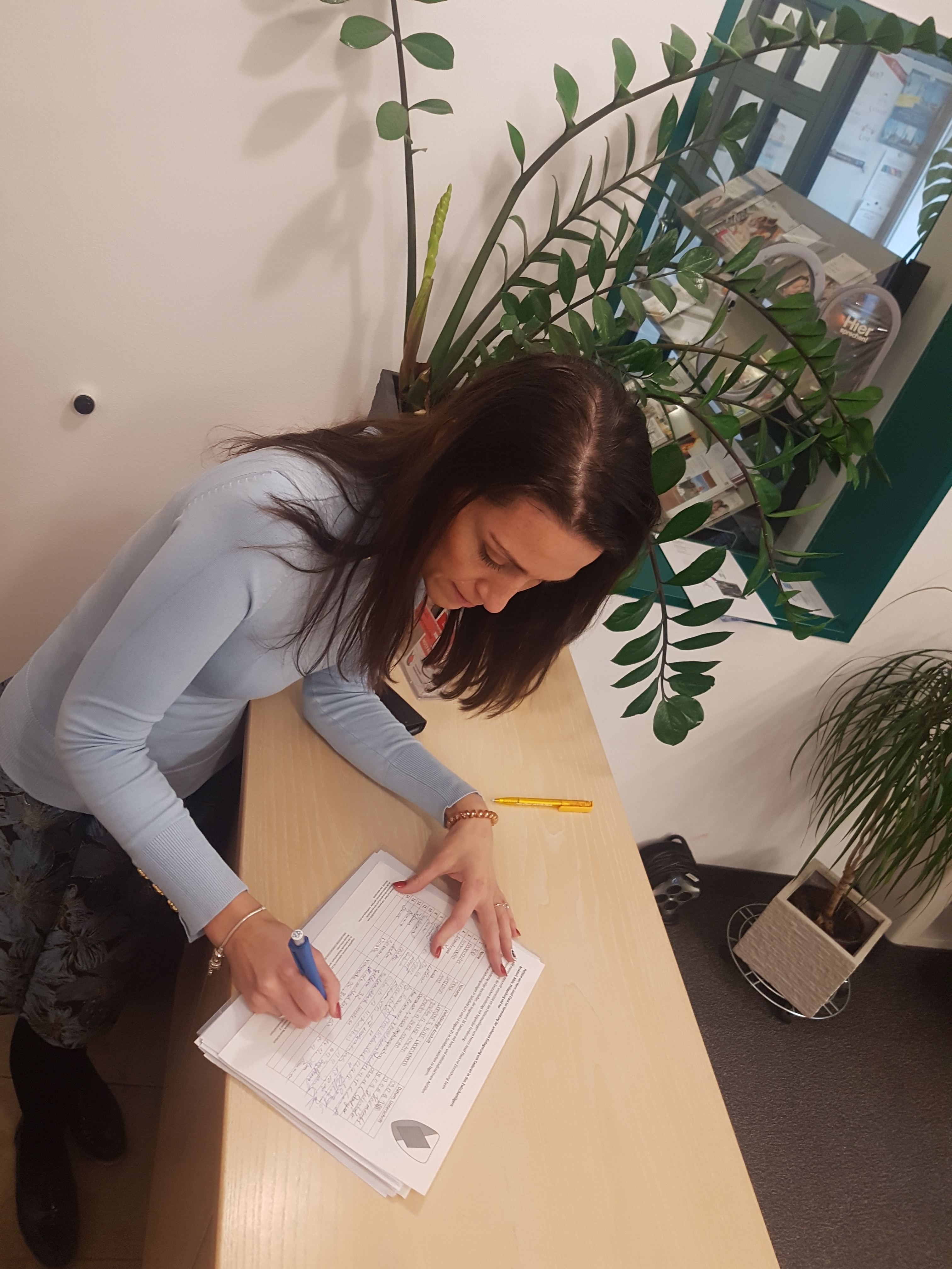 Nicole Bauer beim Unterzeichnen der Petition gegen die Castorenendlagerung in Niedereichbach