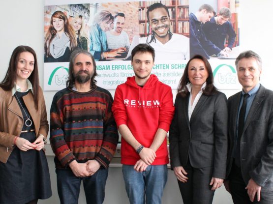 Bundestagsabgeordnete Nicole Bauer besucht das bfz am bayerischen Tag der Ausbildung - Daniel Töpfl (Mitte) freut sich mit (von links) Bundestagsabgeordneter Nicole Bauer, seinem Ausbilder Erhard Schönegge, bfz-Leiterin Ingrid Schmidt und Karl-Heinz Krenn von der Agentur für Arbeit über den erfolgreichen Berufsstart in seinem Traumberuf.