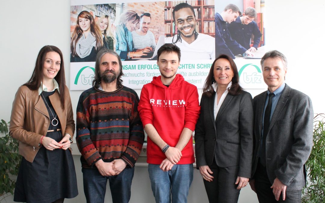 Bundestagsabgeordnete Nicole Bauer besucht das bfz am bayerischen Tag der Ausbildung - Daniel Töpfl (Mitte) freut sich mit (von links) Bundestagsabgeordneter Nicole Bauer, seinem Ausbilder Erhard Schönegge, bfz-Leiterin Ingrid Schmidt und Karl-Heinz Krenn von der Agentur für Arbeit über den erfolgreichen Berufsstart in seinem Traumberuf.