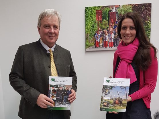 Bürgermeister von Siegenburg mit MdB Nicole Bauer