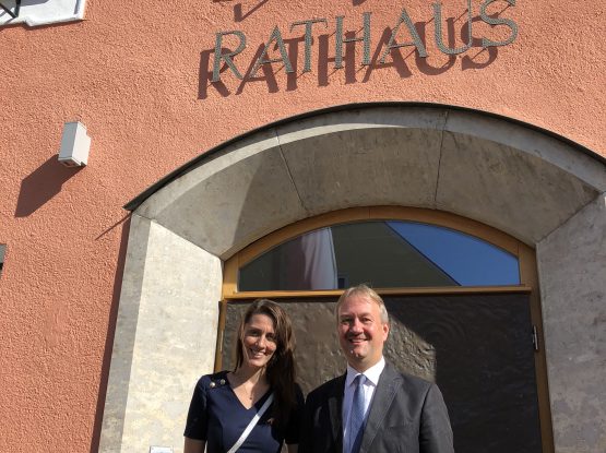 MdB Nicole Bauer mit Bürgermeister Herbert Blascheck in Langquaid