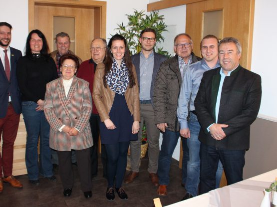 Kreisvorsitzende Nicole Bauer (mittig) mit Delegierten und stellvertretenden Delegierten sowie der Leitung der Kreishauptversammlung (von links): Kreisvorsitzender der FDP Landshut-Stadt Norbert Hoffmann, Karin Bauer, Evelyn Minarzick, Ludwig Hattenkofer, Ernst Minarzick, Ergoldinger Ortsvorsitzender Michael Deller, Kreis- und Bezirksrat Toni Deller, Christian Günthner und stellvertretender Bürgermeister Bernhard Haider