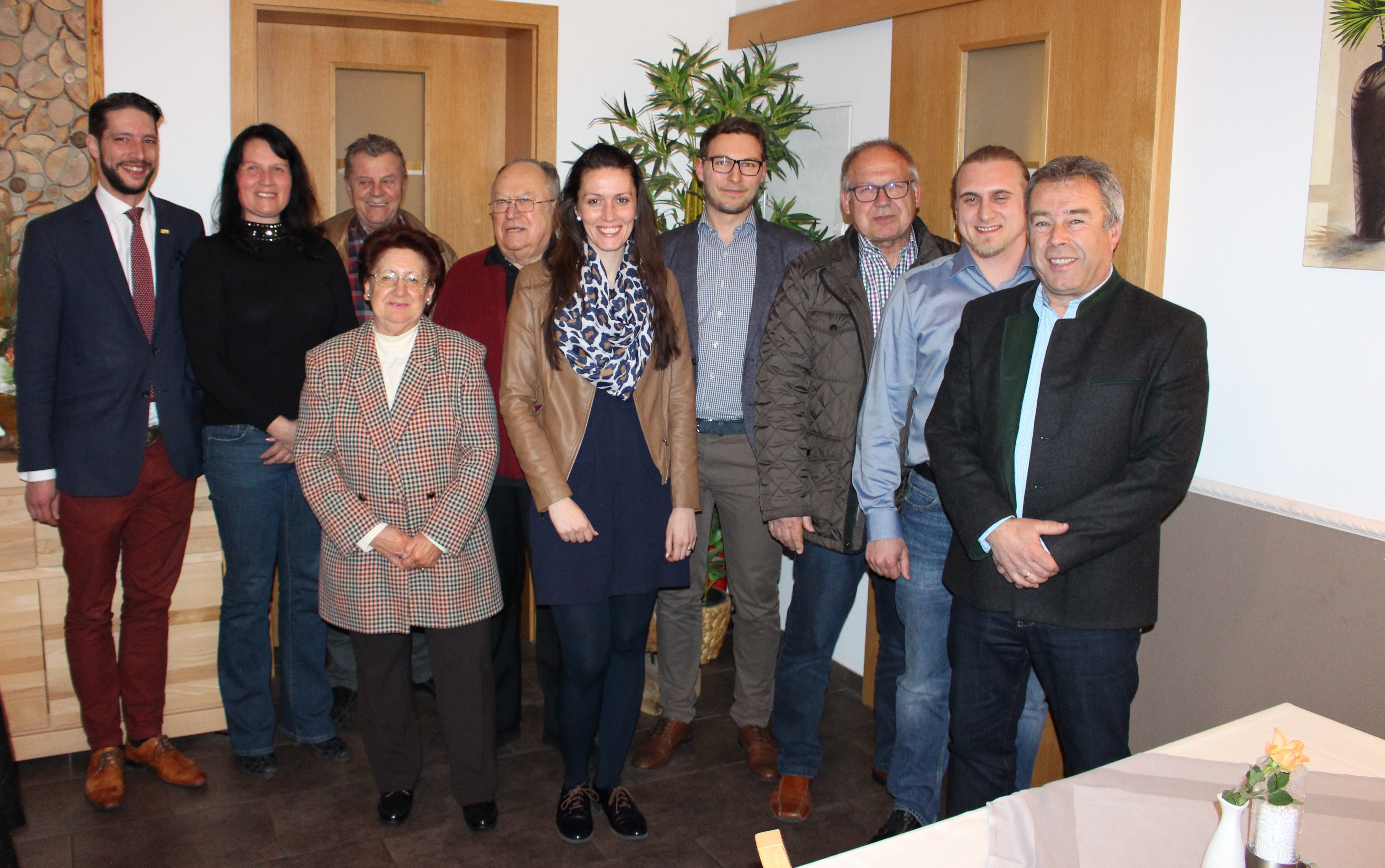 Kreisvorsitzende Nicole Bauer (mittig) mit Delegierten und stellvertretenden Delegierten sowie der Leitung der Kreishauptversammlung (von links): Kreisvorsitzender der FDP Landshut-Stadt Norbert Hoffmann, Karin Bauer, Evelyn Minarzick, Ludwig Hattenkofer, Ernst Minarzick, Ergoldinger Ortsvorsitzender Michael Deller, Kreis- und Bezirksrat Toni Deller, Christian Günthner und stellvertretender Bürgermeister Bernhard Haider