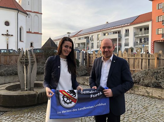 Bildunterschrift: MdB Nicole Bauer und Bürgermeister Andreas Horsche auf dem Further Rathausplatz.