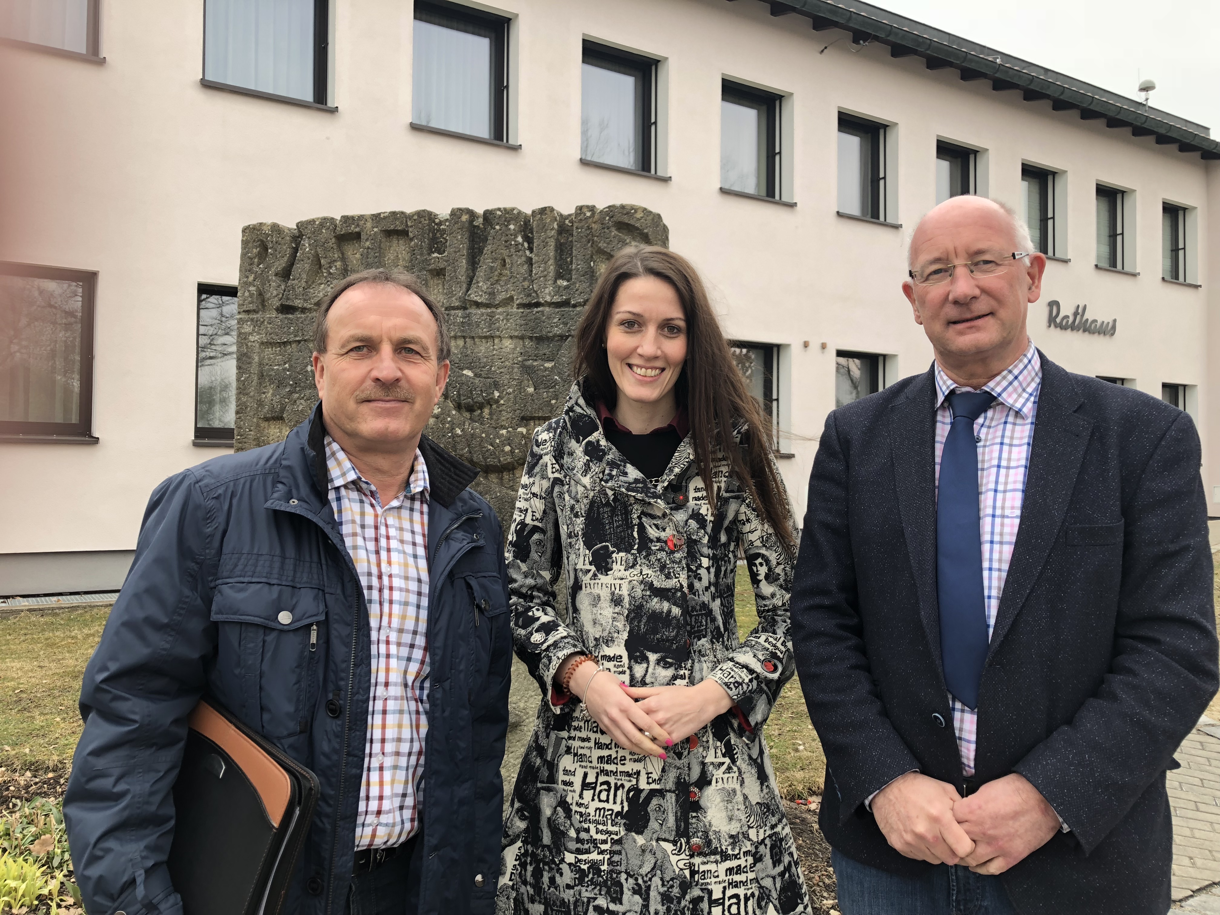 Bildunterschrift: (v.l.): Bürgermeister Josef Häckl (Ihrlerstein), MdB Nicole Bauer und Bürgermeister Jörg