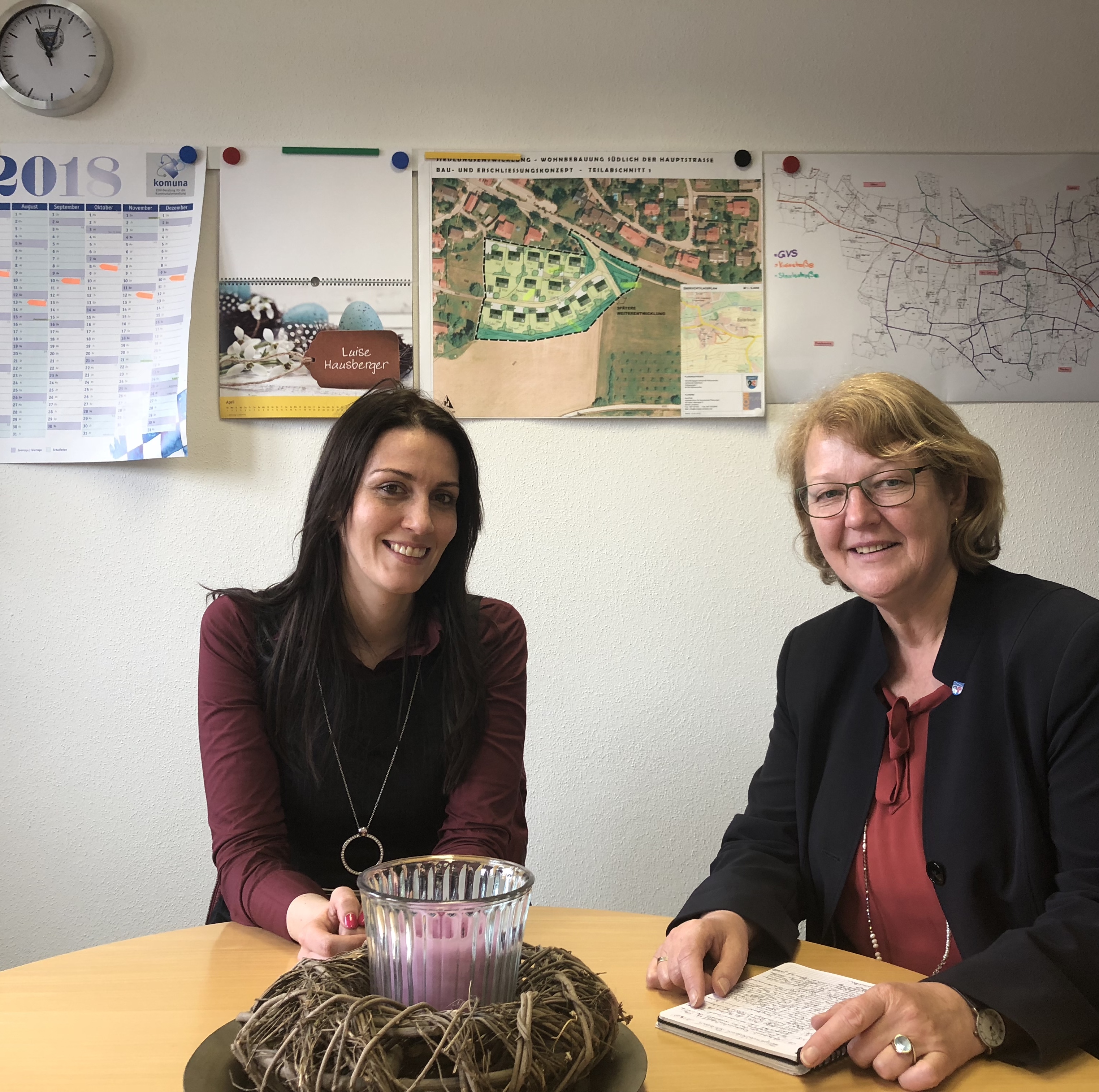 Bildtext (v.l.): MdB Nicole Bauer und Bürgermeisterin Luise Hausberger.