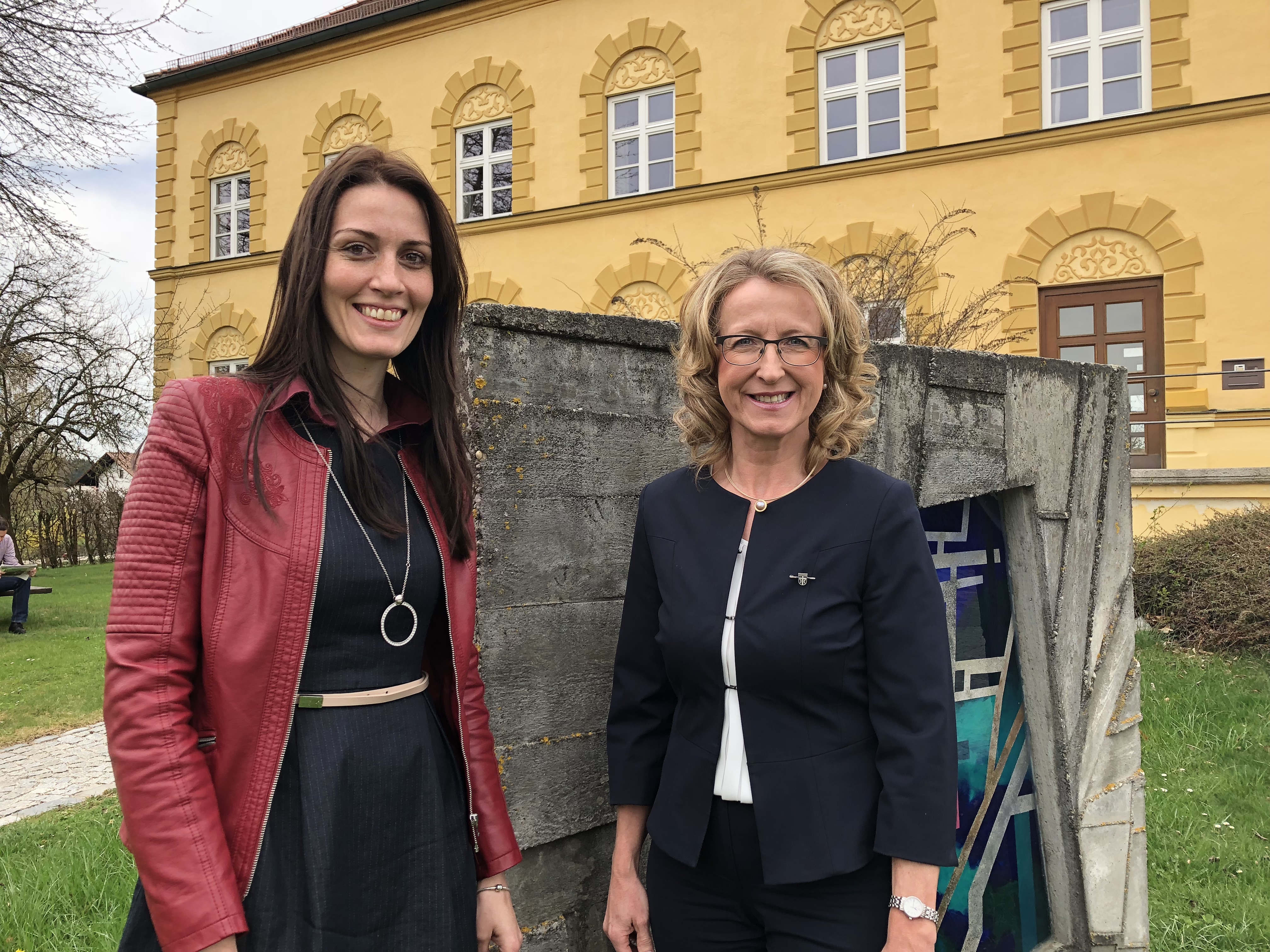Bildtext (v.l.): Bundestagsabgeordnete Nicole Bauer und Bürgermeisterin Monika Maier vor dem Rathaus in Bodenkirchen.