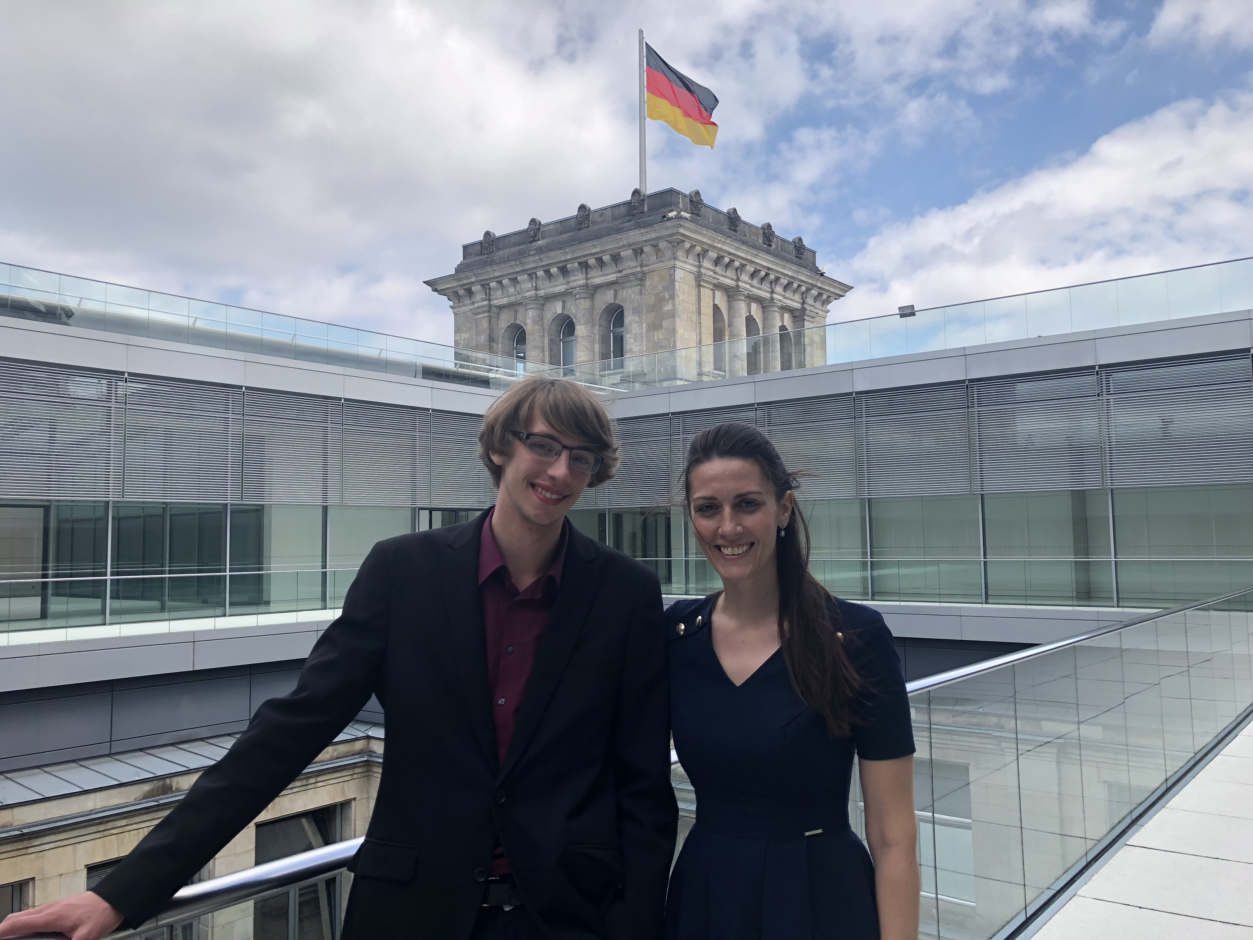 MdB Nicole Bauer mit Lorenz Hörmann dem Teilnehmer des Planspiels