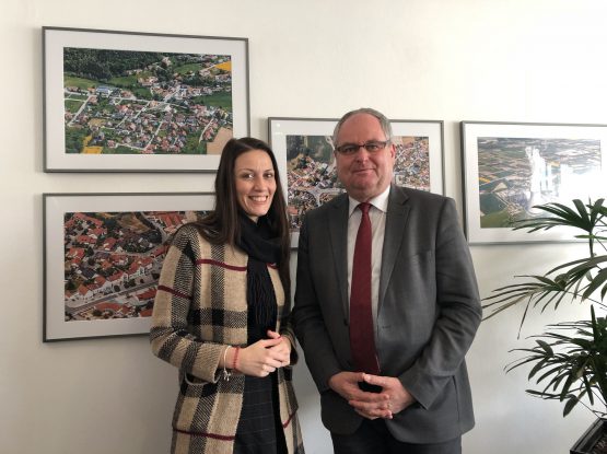 Bildtext: MdB Nicole Bauer mit Josef Klaus, Bürgermeister von Niederaichbach.