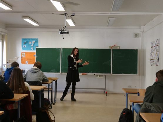 MdB Nicole Bauer im Sozialkundeunterricht der 10. Klasse am Hans-Carossa-Gymnasium.