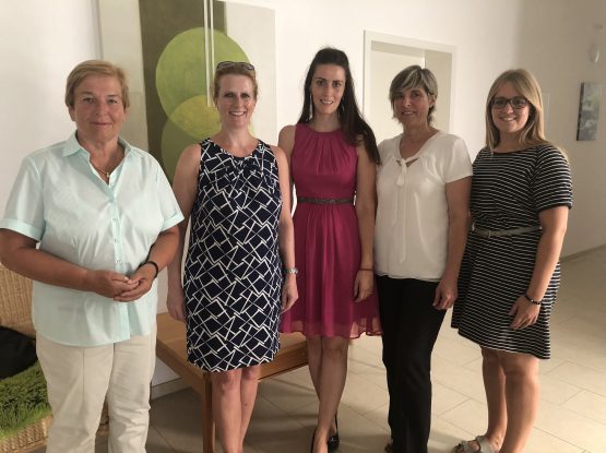 Bildtext: (v.l.) Frau Hildegard Stolper, Alexandra Straßberger, MdB Nicole Bauer, Carmen Brücher, Selina Wagner.