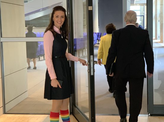 MdB Nicole Bauer in Regenbogensocken vor dem Plenum am internationalen Tag gegen Homophobie