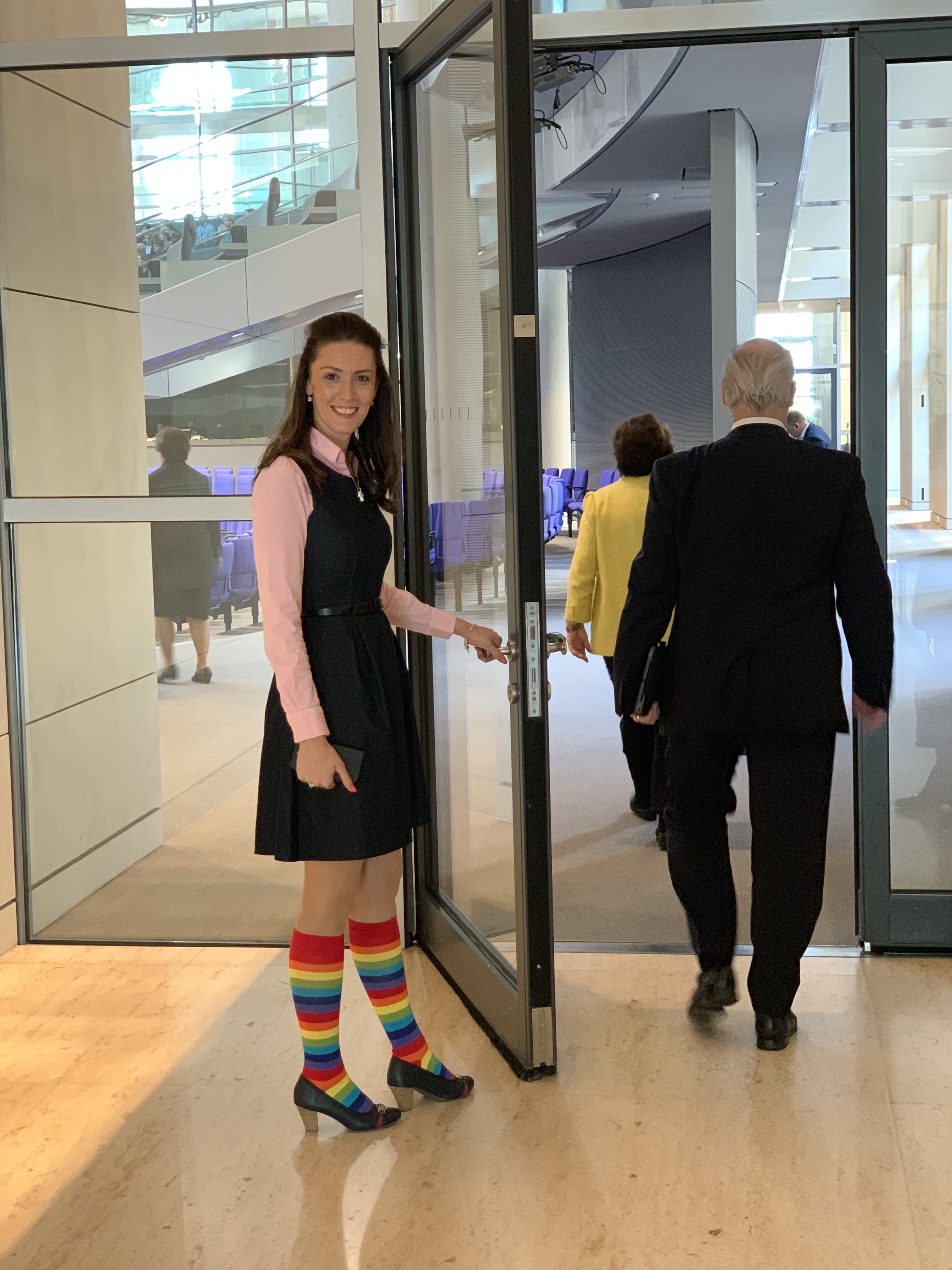 MdB Nicole Bauer in Regenbogensocken vor dem Plenum am internationalen Tag gegen Homophobie