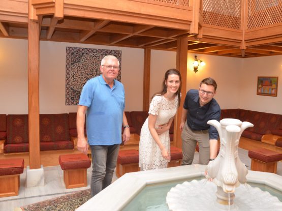 Besuch im türkischen Bad „Hamam“ der Wohlfühlterme Bad Griesbach (vl.l): Werkleiter Dieter Lustinger, die niederbayerische FDP-Bundestagsabgeordnete Nicole Bauer (Velden) und FDP-Bezirksrat Michael Deller (Ergolding)