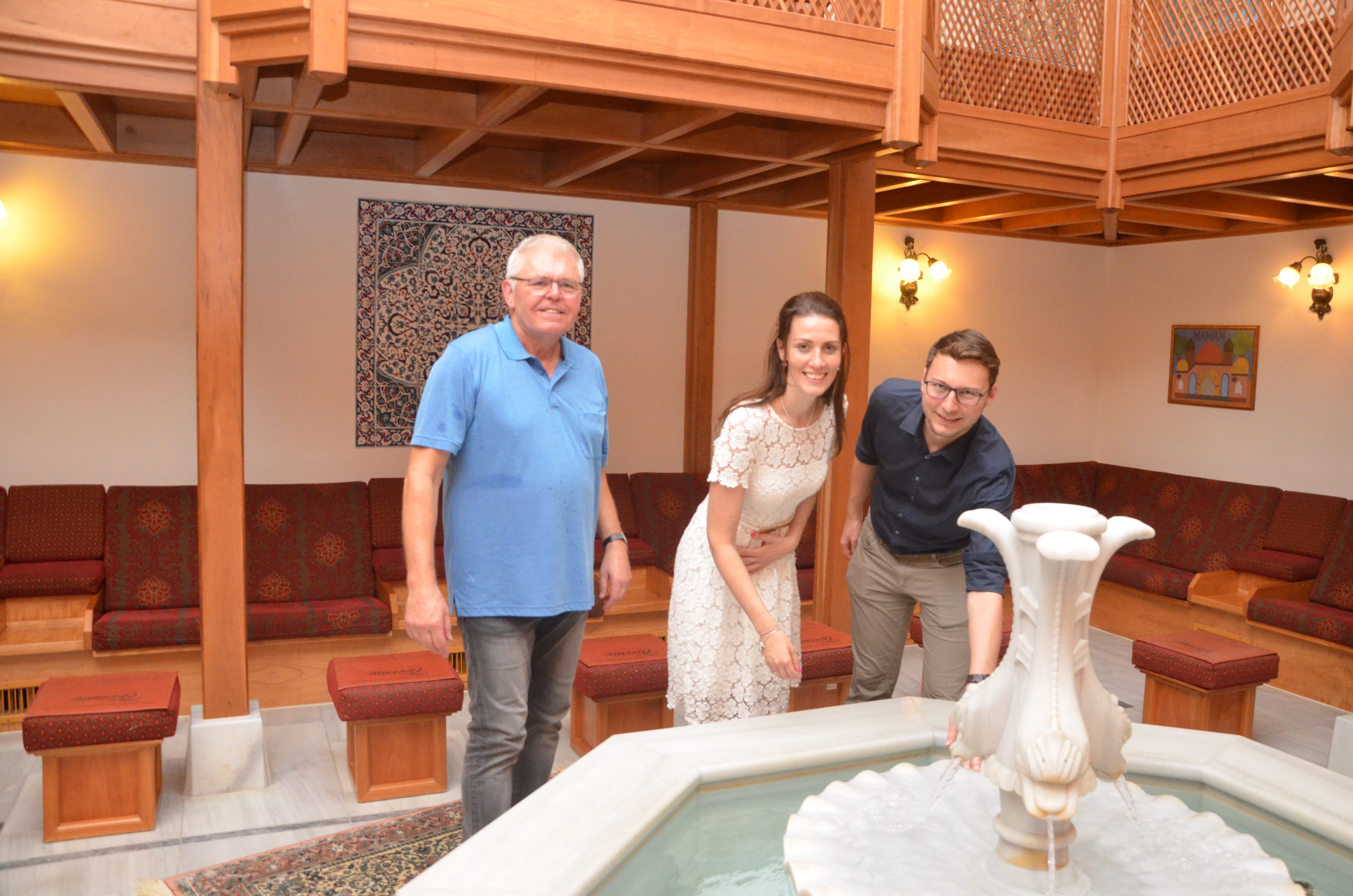 Besuch im türkischen Bad „Hamam“ der Wohlfühlterme Bad Griesbach (vl.l): Werkleiter Dieter Lustinger, die niederbayerische FDP-Bundestagsabgeordnete Nicole Bauer (Velden) und FDP-Bezirksrat Michael Deller (Ergolding)