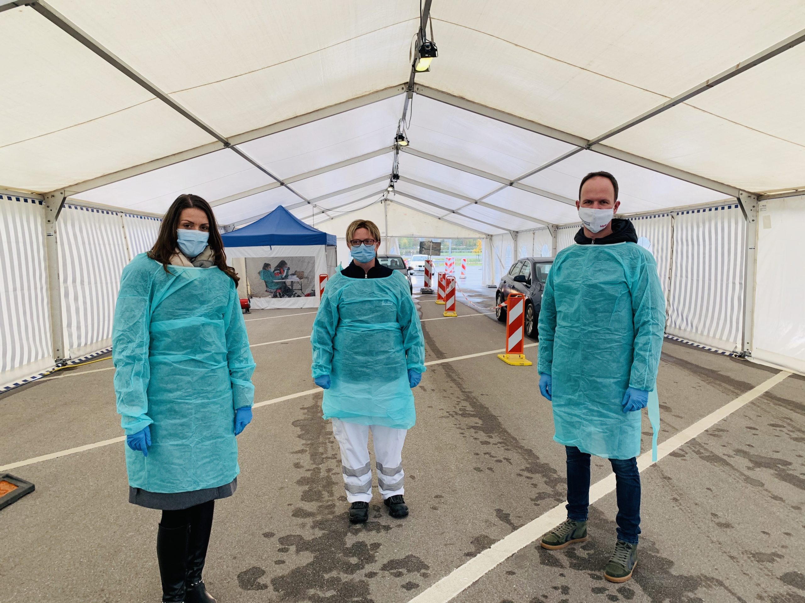 MdB Nicole Bauer, eingesetzte Leitung der Teststelle Roswitha Gebendorfer und Stadtrat Michael Limmer im Gespräch über die Arbeit an der Coronateststelle