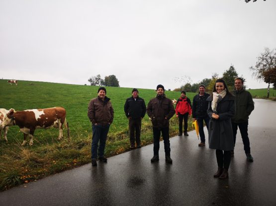 (v.l.n.r.) Landwirte Siegfried Steinberger, Markus Dillinger, Tobias Wagner, Josef Berger, Georg Breinbauer mit MdB Nicole Bauer und Johannes Vogl vor der Weide im Landkreis Kelheim. Foto: Lucas Bender.