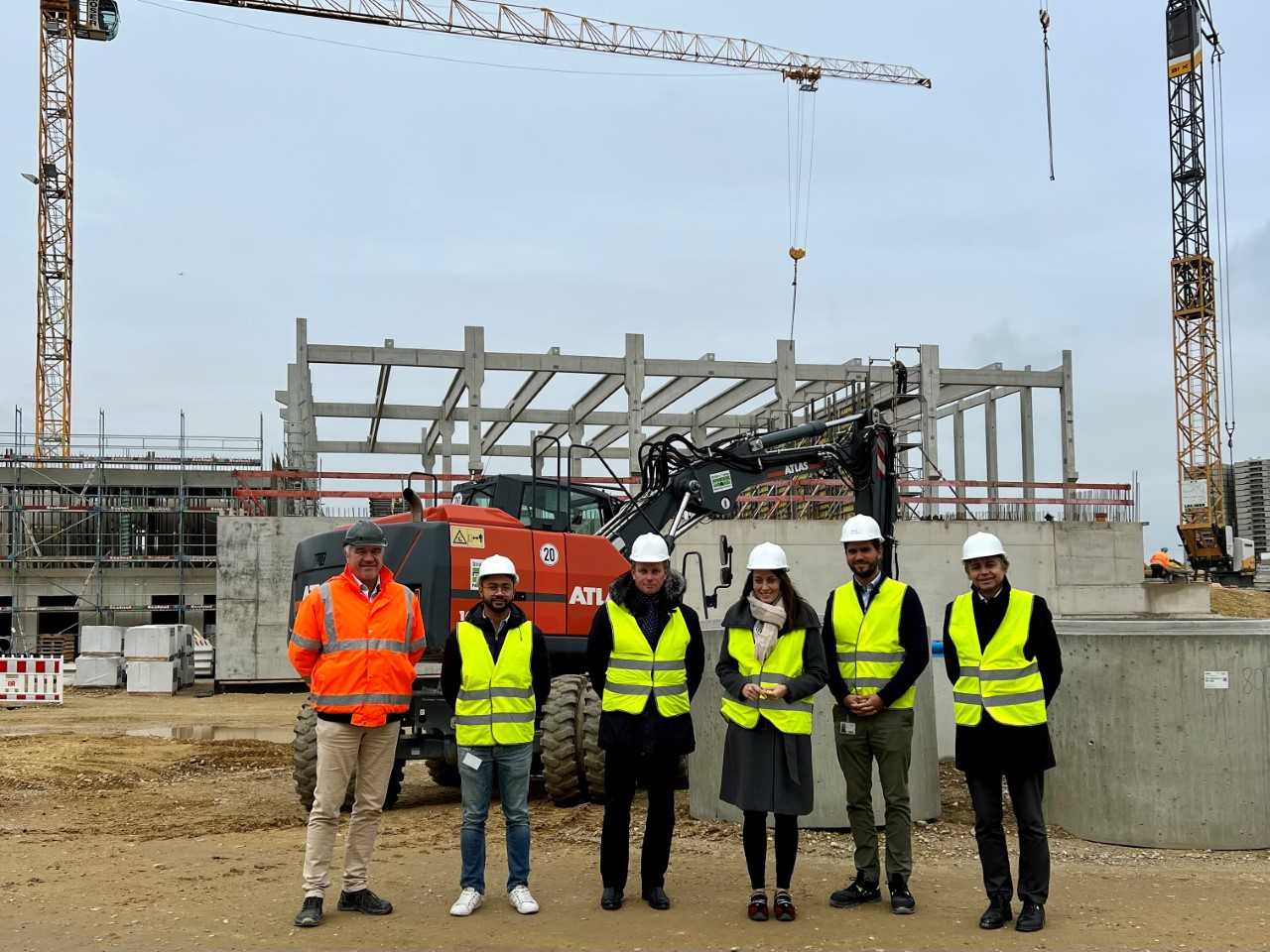 Baustellenbesichtigung der „NExT Factory“ (v.l.) Rainer Drewniok, Angelo Massani, Michael Leuchte, Nicole Bauer MdB, Dr.-Ing. Michael Ettl und Herbert Treutinger